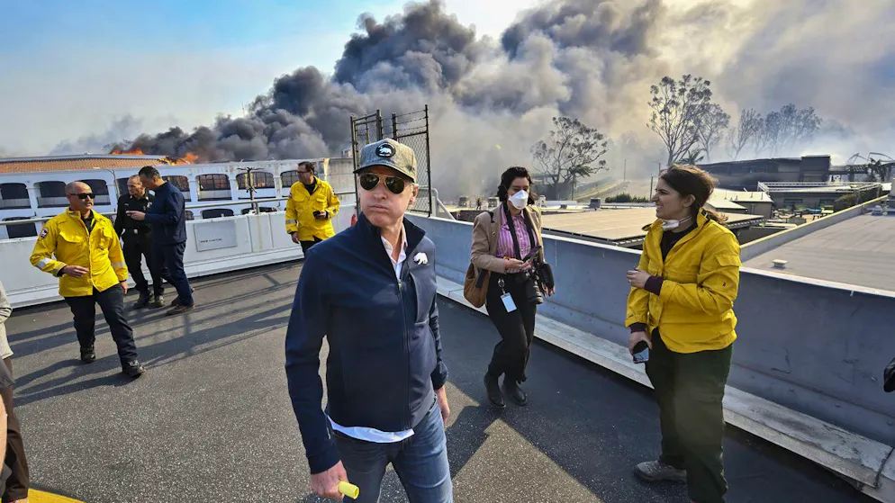 Der kalifornische Gouverneur in Pacific Palisades, wo das «Palisades Fire» weiter brennt. (8. Januar 2025) 