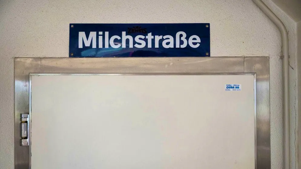 Emmi grew faster than expected in 2024: The Lucerne-based milk processor increased sales for the full year by 2.4 percent under its own steam, exceeding both its own expectations and those of the financial community. (Picture shows the door of a cold room in the Emmi production laboratory)