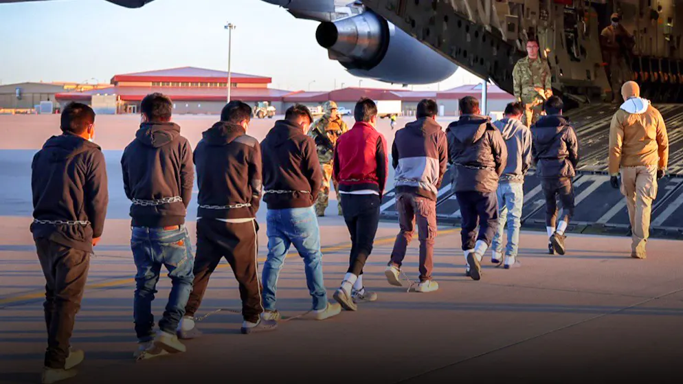 Stati Uniti. La foto shock dalla Casa Bianca: immigrati in fila indiana e in catene