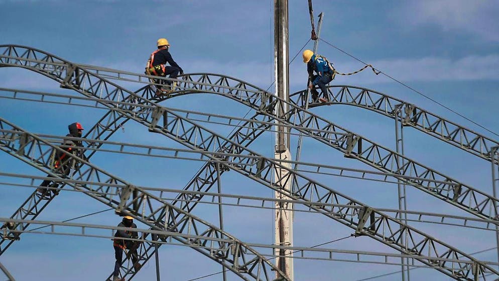 dpatopbilder - Workers begin setting up temporary housing for potential deportees from the US. Photo: Christian Chavez/AP/dpa