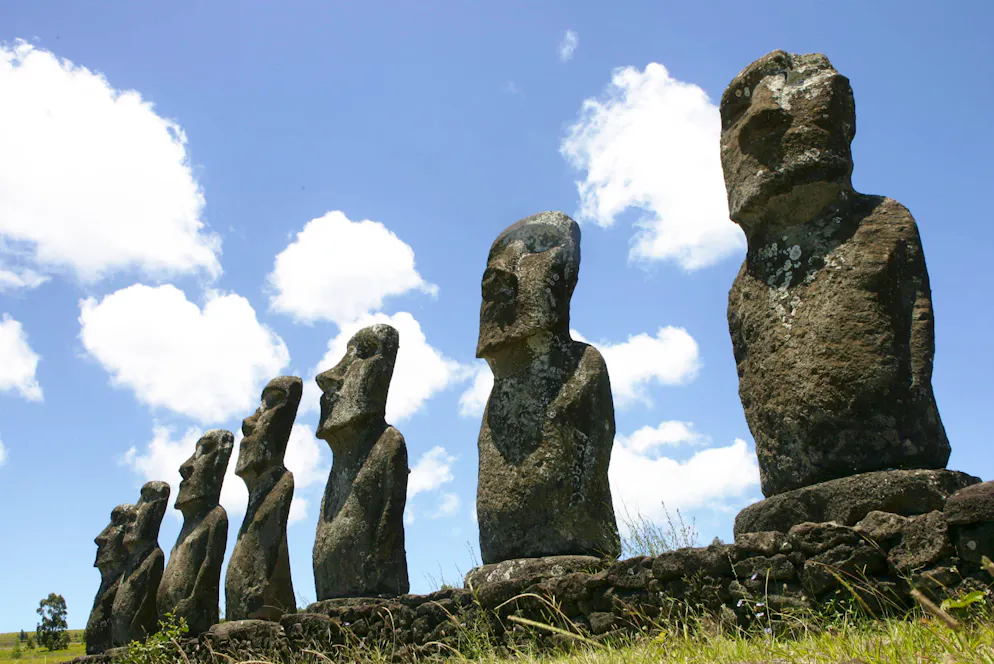 Théorie des anciens astronautes. Erigées entre le 13ème et le 14ème siècle, les quelques 900 statues de l'île de Pâques peuvent peser jusqu'à 14 tonnes.
