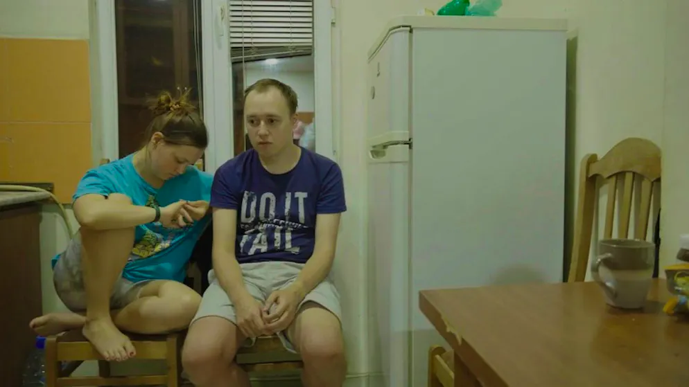 In der Doku «Dom» suchen junge russische Regimegegner eine Heimat - Gallery. Bedrückung ist ein steter Begleiter im Film "Dom". Obwohl es oft stille Szenen sind, lassen diese einen nicht kalt zurück.