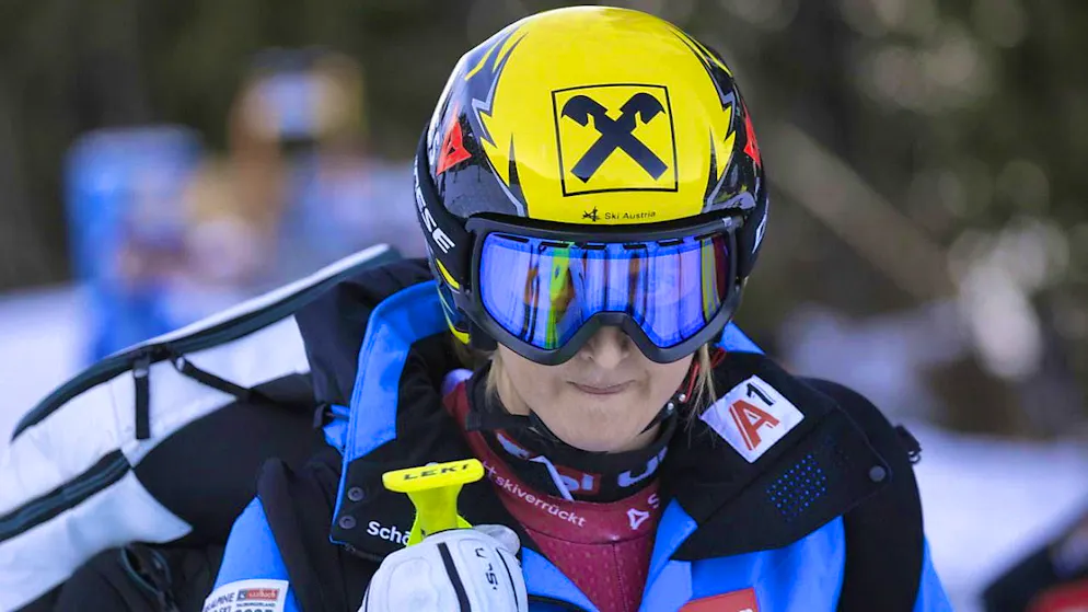 Austrian speed specialist Nina Ortlieb breaks her lower leg in Garmisch and has to undergo surgery for the 23rd time.
