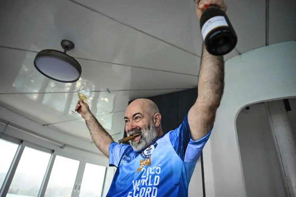 Der 59-jährige deutsche Luft- und Raumfahrtingenieur Rüdiger Koch feiert, nachdem er am 24. Januar 2025 den Guinness-Weltrekord für das Leben unter Wasser gebrochen hat.
