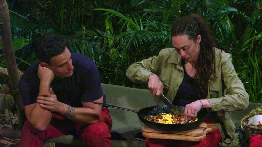 Startschuss im Dschungelcamp: Bei Ziegenaugen wird schon gewürgt. Lilly legt Hand an. Erst entfachte sie das Lagerfeuer, dann bruzzelte sie das Abendmahl.