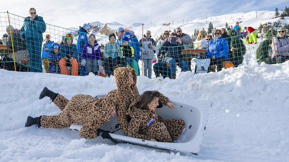 Schneespass bei frühlingshaften Temperaturen: Team auf der Abfahrtsstrecke des Badewannenrennens auf dem Stoos SZ.