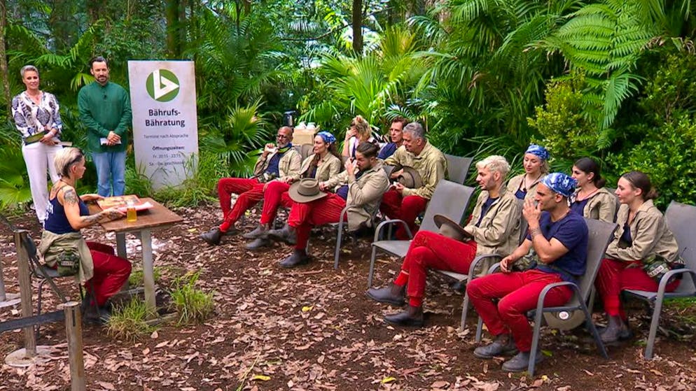 Startschuss im Dschungelcamp: Bei Ziegenaugen wird schon gewürgt. In der Bährufs-Bähratung mussten die Camper schwer schlucken – nämlich landestypische Delikatessen. Edith (links) exte einen Becher Kuh-Urin.