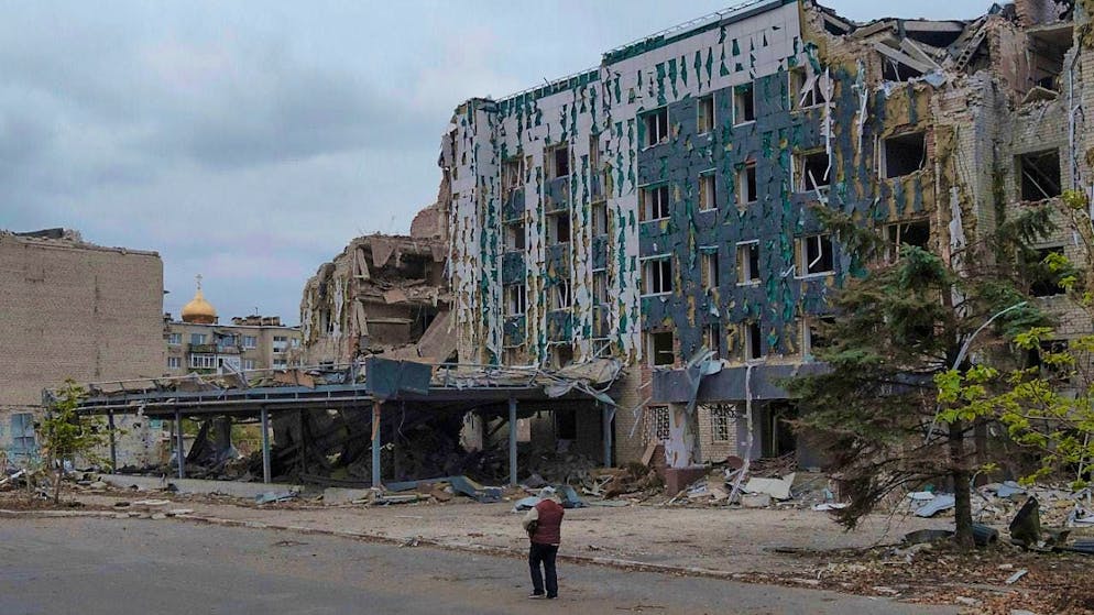 ARCHIVE - A woman walks along the Druzhba Hotel in Pokrovsk, which was destroyed by Russian air strikes. Photo: George Ivanchenko/AP/dpa