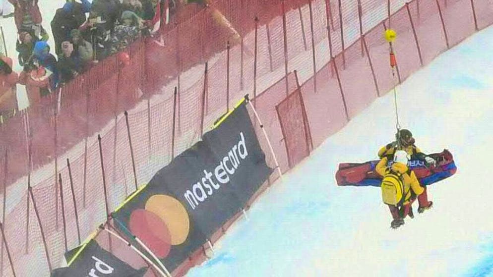 Uno spettacolo non raro: un atleta di sci ferito viene trasportato in elicottero fuori dal campo di gara. (foto d'archivio)