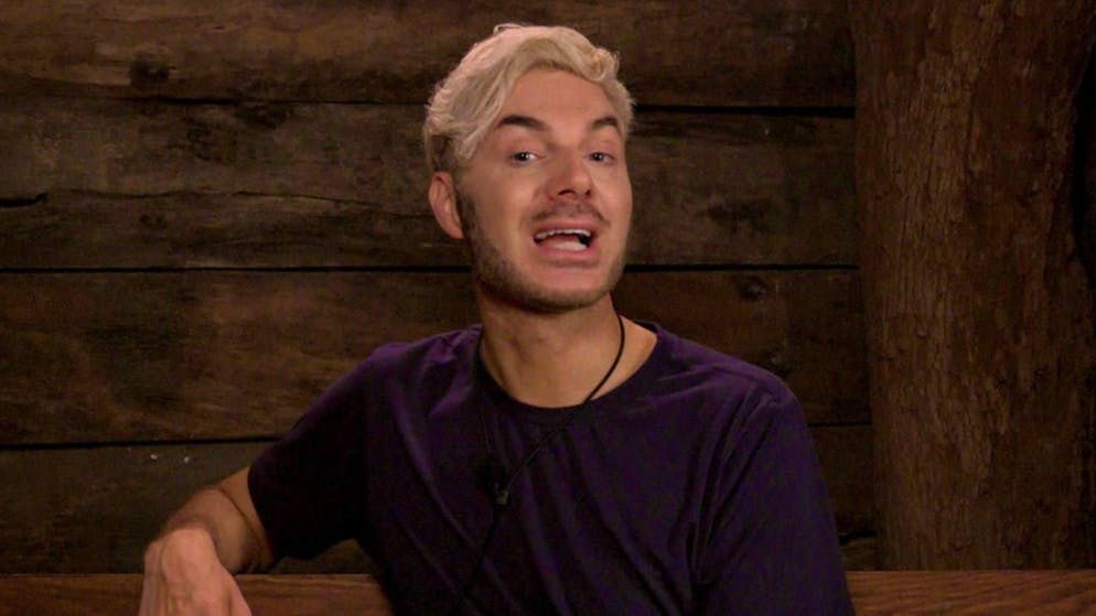 Startschuss im Dschungelcamp: Bei Ziegenaugen wird schon gewürgt. Sam Dylan weiß viel und vor allem alles besser. Mal sehen, wie er sich morgen in der Prüfung schlägt. Die Fans wählten ihn rein.