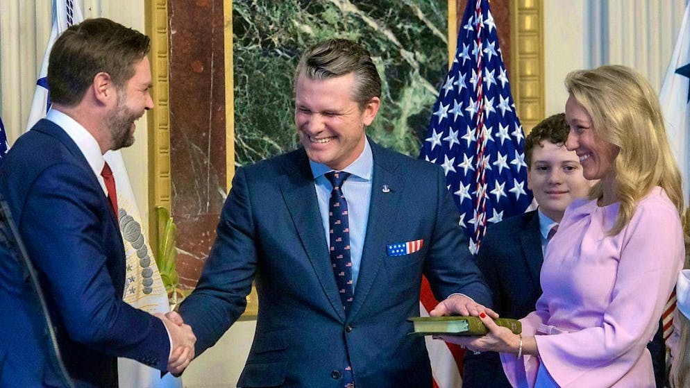 Vice President JD Vance (l) swears in Pete Hegseth as Secretary of Defense while his wife Jennifer Rauchet holds the Bible and Hegseth's son looks on. Photo: Rod Lamkey/AP Photo/dpa
