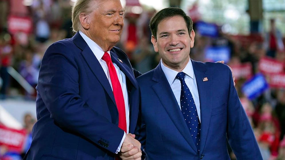 ARCHIV - Donald Trump (l), republikanischer Präsidentschaftskandidat und ehemaliger US-Präsident, begrüßt Senator Marco Rubio aus Florida während einer Wahlkampfveranstaltung in der J.S. Dorton Arena. Der republikanische Senator aus dem Bundesstaat Florida, Marco Rubio, soll Außenminister in der künftigen US-Regierung von Donald Trump werden. Das teilte Trump in einer schriftlichen Stellungnahme mit. Foto: Evan Vucci/AP/dpa