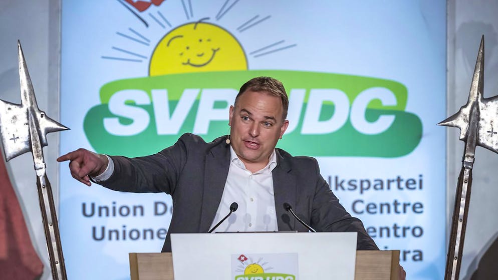 Le président de l'UDC Marcel Dettling s'est exprimé, entouré de deux hallebardes, pour illustrer la volonté d'indépendance du pays.