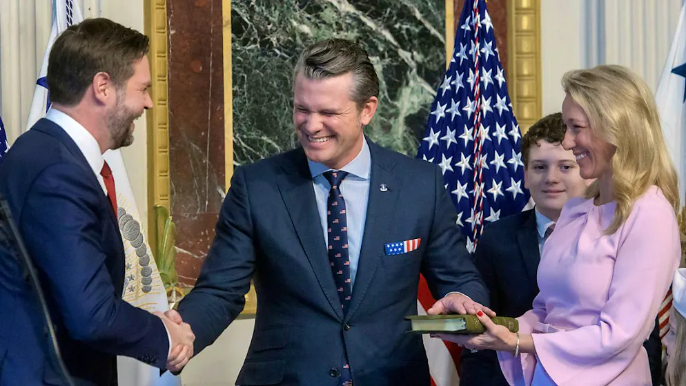 Vizepräsident JD Vance (l) vereidigt Pete Hegseth als Verteidigungsminister, während seine Frau Jennifer Rauchet die Bibel hält und Hegseths Sohn zusieht. Foto: Rod Lamkey/AP Photo/dpa
