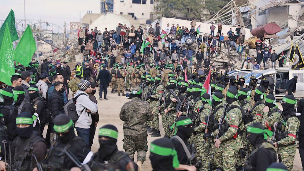 Al rilascio ha assistito una folla di miliziani e civili.