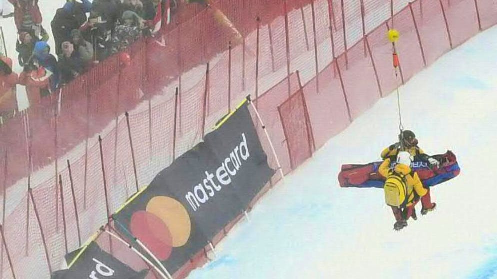 Kein seltenes Bild: Ein verletzter Skirennfahrer wird mit dem Helikopter von Strecke abtransportiert. (Archivbild)