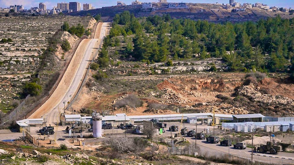 Military vehicles stand in front of the Israeli Ofer prison in the West Bank city of Beitunia on Saturday, January 25, 2025. Palestinian prisoners were to be released here. Photo: Nasser Nasser/AP/dpa