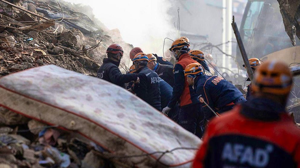 dpatop pictures - Members of emergency and rescue teams work after the collapse of a building in the city of Konya in central Turkey, early Saturday, Jan. 25, 2025. photo: Ugur Yildirim