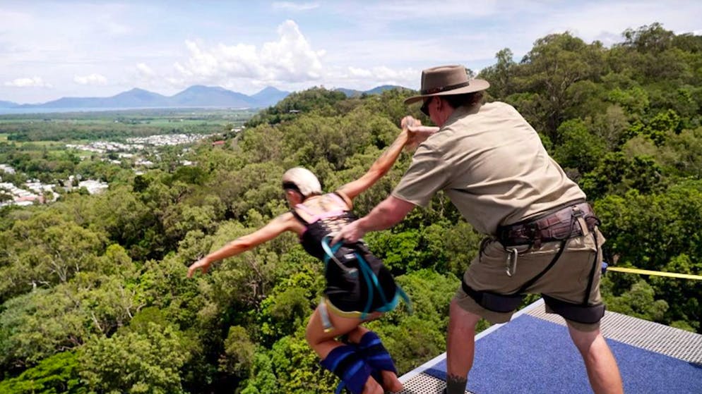 Startschuss im Dschungelcamp: Bei Ziegenaugen wird schon gewürgt. Gruppe 2 musste aus 50 Metern Bungee-Jumpen. Edith fackelte nicht lange. Alessia, Anna-Carina und Sam brachten den Sturz nicht übers Herz. Maurice und Jörg schon.