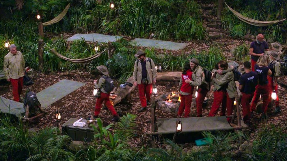 Startschuss im Dschungelcamp: Bei Ziegenaugen wird schon gewürgt. Endlich! Zusammenschluss der Camper-Gruppen am Lagerfeuer. Die Freude verfliegt schnell, weil Gruppe 1 sich schon die besten Betten unter den Nagel gerissen hatte.