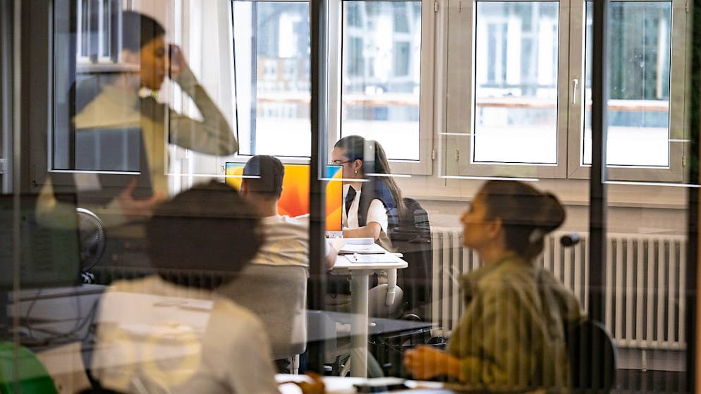 Gute Stimmung und Austausch: Für ein gutes Team würde fast ein Drittel in einer Befragung weniger Lohn in Kauf nehmen. (Symbolbild)