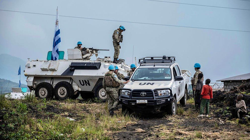 UN-Truppen stehen mit ihren Fahrzeugen außerhalb von Goma in der Demokratischen Republik Kongo, während die M23-Rebellen, Berichten zufolge, sich immer weiter der Stadt Goma nähern. Foto: Moses Sawasawa/AP/dpa