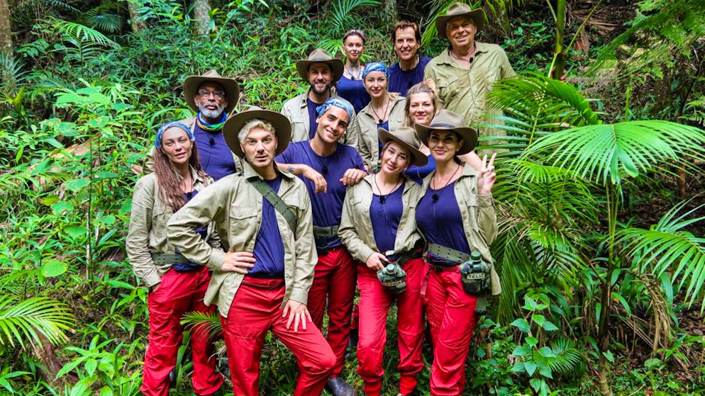 Startschuss im Dschungelcamp: Bei Ziegenaugen wird schon gewürgt. Die Dschungelklasse von 2025 kurz vor Antritt des Himmelfahrtskommandos von «Ich bin ein Star – Holt mich hier raus!».