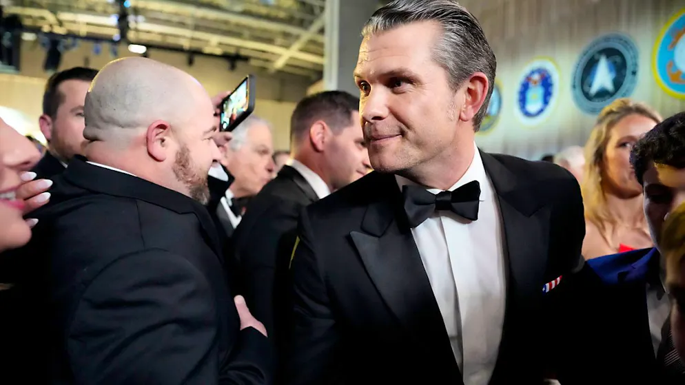 ARCHIV - Der Kandidat für das Amt des Verteidigungsministers, Pete Hegseth (r), nimmt am Ball der Oberbefehlshaber Amtseinführung des Präsidenten teil. Foto: Alex Brandon/AP/dpa