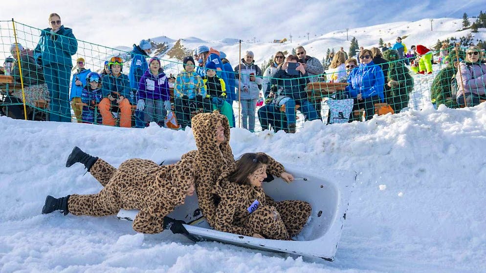 Fun in the snow in spring-like temperatures: team on the downhill course of the bathtub race on Stoos SZ.