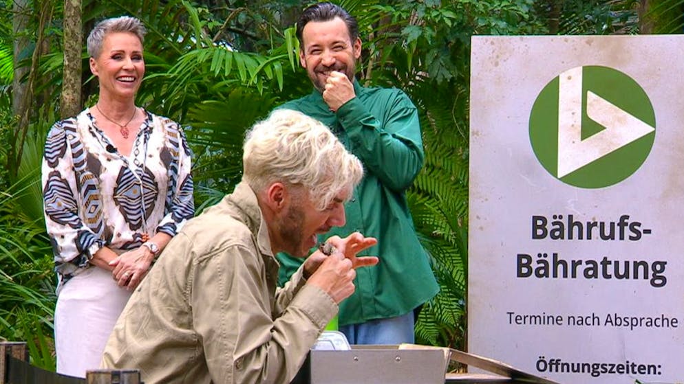 Startschuss im Dschungelcamp: Bei Ziegenaugen wird schon gewürgt. Wenn hier einer lacht, dann sind wir das! Sonja Zietlow und Jan Köppen hatten zum Auftakt von «Ich bin ein Star – Holt mich hier raus!» auf jeden Fall sichtbar mehr Spass als die Camper – besonders als Sam Dylan (im Vordergrund).