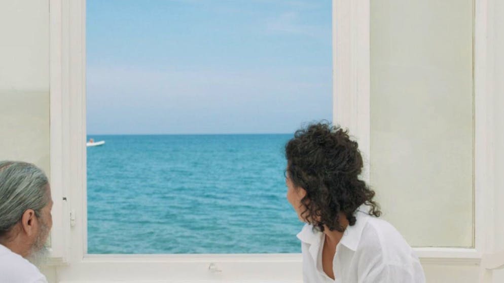 Dans leur documentaire, la réalisatrice Eleonora Camizzi et son père discutent dans une pièce blanche avec vue.
