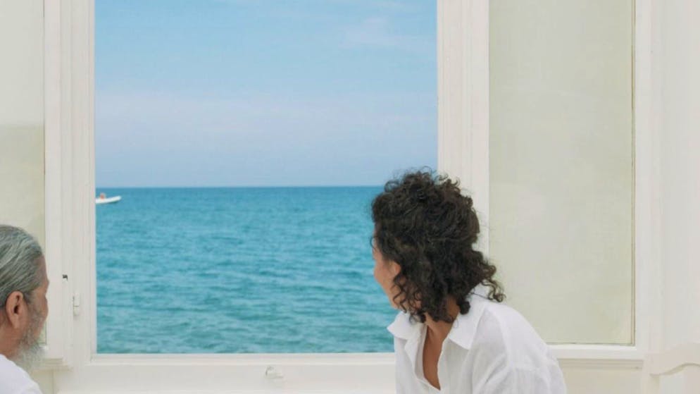 In ihrer Doku unterhalten sich die Filmemacherin Eleonora Camizzi und ihr Vater in einem weissen Raum mit Aussicht.
