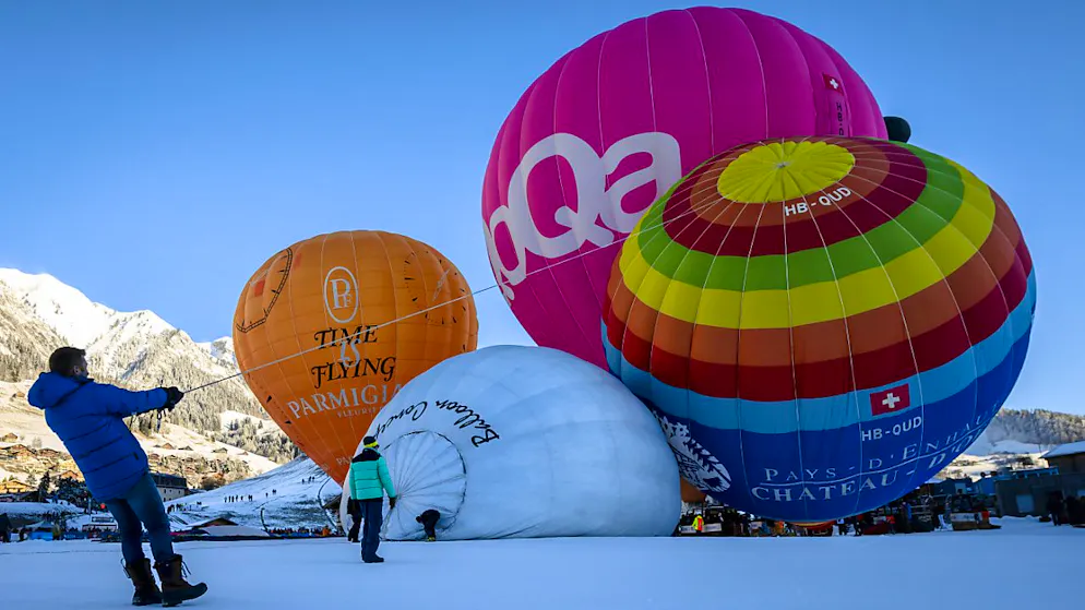 En raison des forts vents d'altitude, il faudra patienter pour voir les montgolfières prendre leur envol au-dessus de Château d'Oex (illustration).