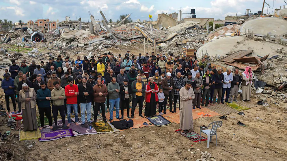 dpatopbilder - Palästinenser verrichten das Freitagsgebet in der Nähe der Ruinen einer von israelischen Luftangriffen zerstörten Moschee in Chan Junis im Gazastreifen, wenige Tage nach Inkrafttreten des Abkommens einer Waffenruhe zwischen Israel und der Hamas. Foto: Jehad Alshrafi/AP/dpa