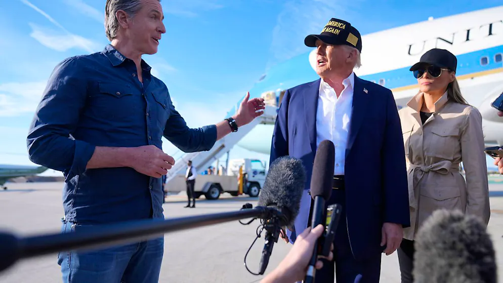 US-Präsident Donald Trump und First Lady Melania Trump hören dem kalifornischen Gouverneur Gavin Newsom zu, nachdem sie mit der Air Force One am Los Angeles International Airport angekommen sind. Foto: Mark Schiefelbein/AP/dpa