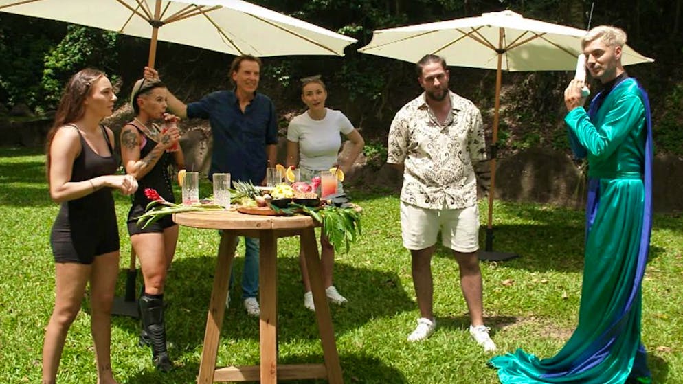 Startschuss im Dschungelcamp: Bei Ziegenaugen wird schon gewürgt. Alessia Herren, Edith Stehfest, Jörg Dahlmann, Anna-Carina Woitschack, Maurice Cziwak und Sam Dylan (von links) fielen nach dem Begrüssungs-Cocktail aus allen Wolken.
