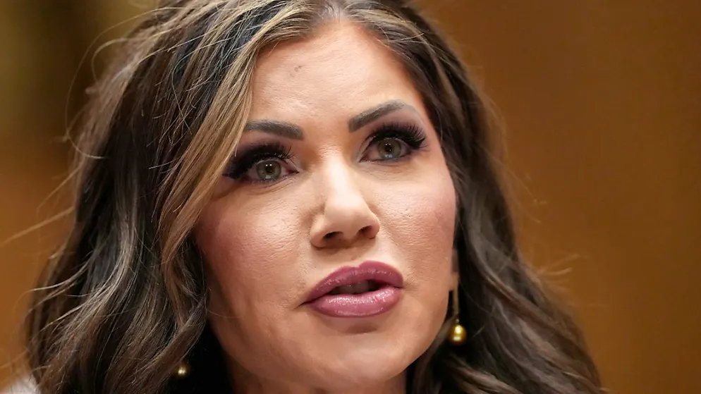 ARCHIV - Kristi Noem, Gouverneurin von South Dakota, erscheint vor dem Ausschuss für Heimatschutz und Regierungsangelegenheiten des Senats zu ihrer Bestätigungsanhörung im Kapitol. Foto: Ben Curtis/AP/dpa/Archivbild