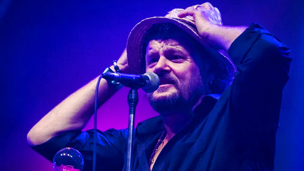 Büne Huber, frontman of the Bernese band Patent Ochsner, is not interested in where he will one day find his final resting place.