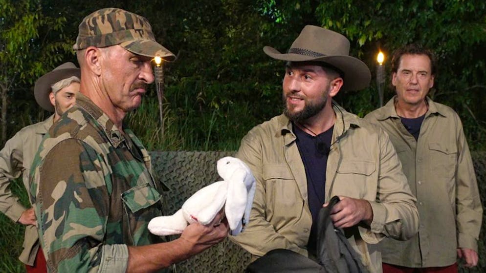 Startschuss im Dschungelcamp: Bei Ziegenaugen wird schon gewürgt. Süüüüss! Maurice hat den Stoffhasen Schnuffel als Andenken an sein Söhnchen als Luxusartikel dabei.