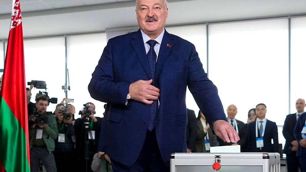 dpatopbilder - Der Präsident von Belarus, Alexander Lukaschenko, gibt seine Stimme in einem Wahllokal in Minsk ab bei der Präsidentenwahl in Belarus. Foto: Pavel Bednyakov/AP/dpa