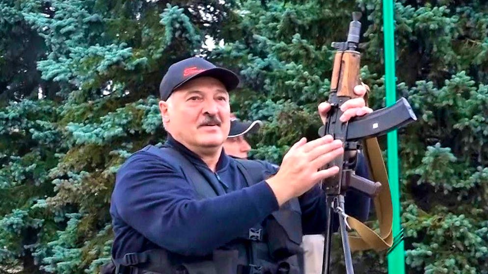 During the mass protests in Minsk in 2020, Belarusian dictator Lukashenko shows himself with a machine gun.