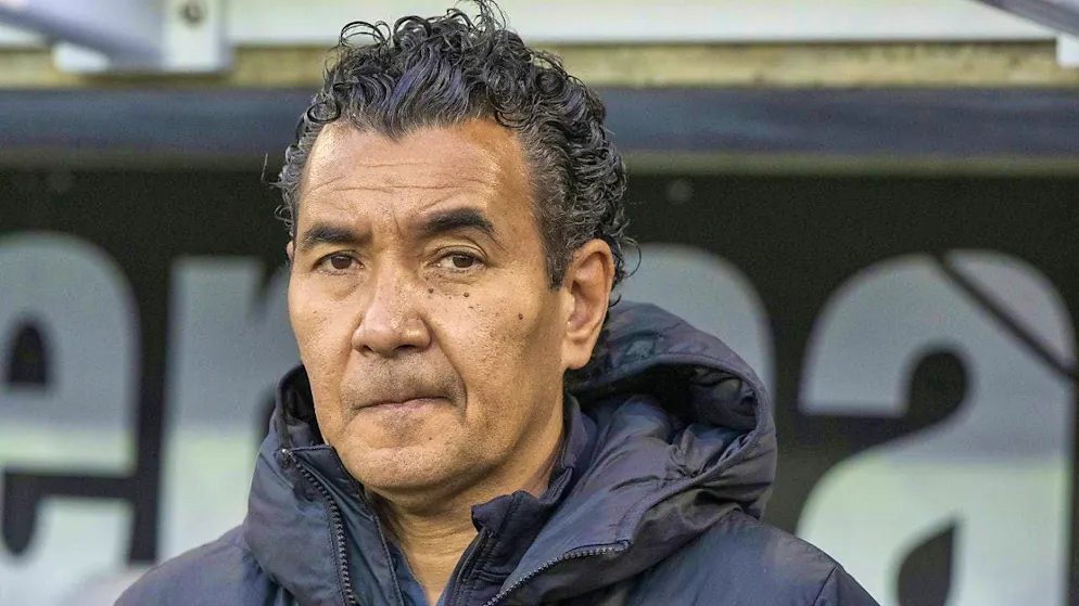 Even Ricardo Moniz has probably never experienced this before: his team conceded three penalties in one match. In addition, two players were sent off