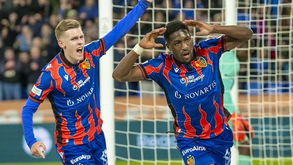 Basel bleibt an Lugano dran: Anton Kade und Joe Mendes jubeln im Heimspiel gegen Sion