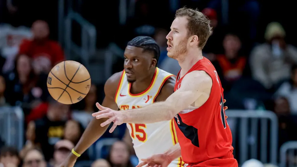 Clint Capela (links) zeigt nach seiner leichten Knieverletzung gegen die Raptors eine diskrete Leistung