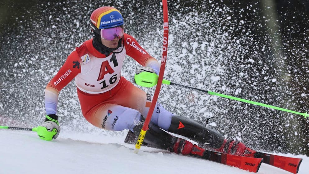 Tanguy Nef trotzt in Kitzbühel der stark vereisten Piste und dem stärker werdenden Regen