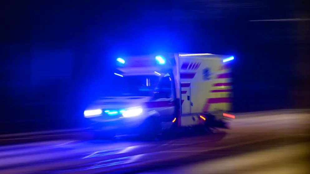 Ein Rettungswagen fährt mit Blaulicht zu einem Einsatz. 