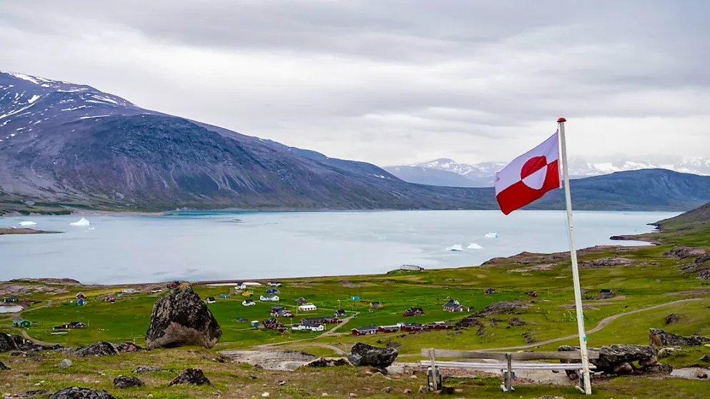 ARCHIV - Blick auf eine grönländische Flagge in der Ortschaft Igaliku. Foto: Ida Marie Odgaard/Ritzau Scanpix Foto/dpa