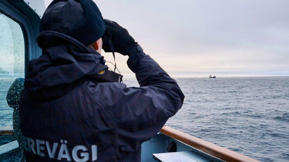 ARCHIV - Ein Estnisches Marineschiff fährt in der Ostsee im Rahmen verstärkter NATO-Patrouillen in der Region nach einem mutmaßlichen Sabotageakt an Unterseekabeln. Foto: Hendrik Osula/AP/dpa/Archivbild