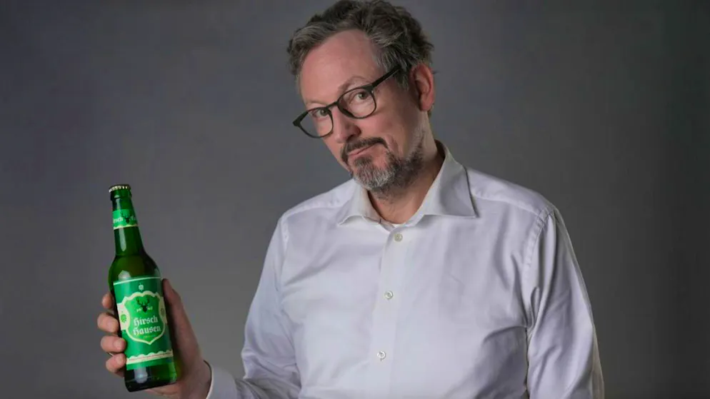 Eckart von Hirschhausen clears up drinking myths. How great is the power of alcohol? Eckart von Hirschhausen reveals what the number one popular drug does to our bodies, our relationships and our society. He makes it clear: "Every sip is harmful!"