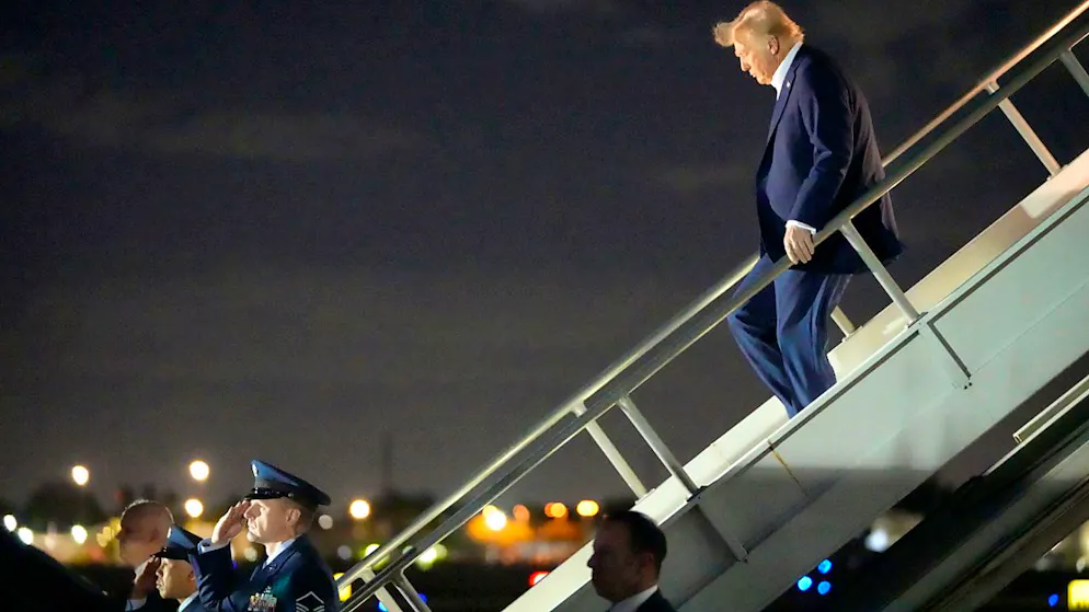 US-Präsident Donald Trump verlässt die Air Force One auf dem Miami International Airport nach einem Flug aus Las Vegas. Foto: Mark Schiefelbein/AP/dpa